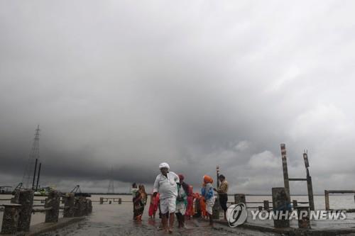사이클론 '불불' 벵골만 상륙…200만명 대피·2명 사망