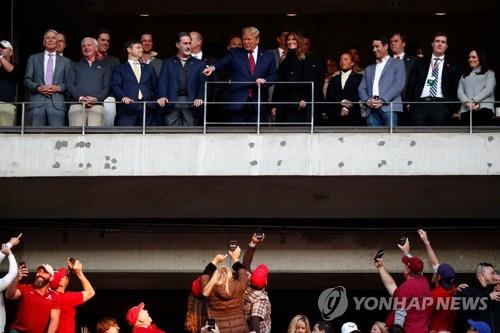 트럼프 남부 앨라배마서 모처럼 환영받아…미식축구 참관