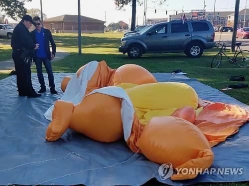 트럼프 남부 앨라배마서 모처럼 환영받아…미식축구 참관