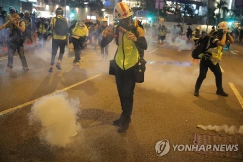 홍콩서 '시위 첫 희생자' 추모 시위 사흘째 이어져(종합)