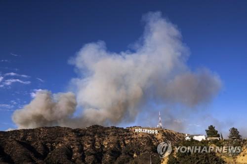 美할리우드 인근 산불…일부 영화사 건물에 대피령