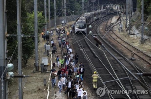 홍콩 시위대 지하철 운행 방해로 출근길 '교통대란'