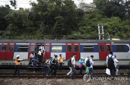 홍콩 시위대 지하철 운행 방해로 출근길 '교통대란'