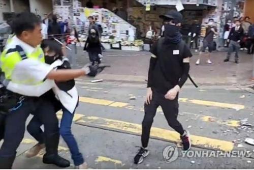 "'경찰에 피격' 홍콩 시위참가자, 불법집회 혐의 체포"(종합)