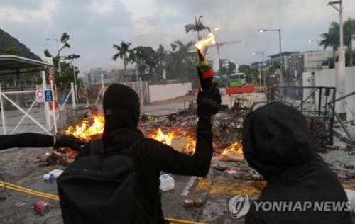 홍콩 교통대란 이어 평일 도심점거…대학가 격렬시위로 '전쟁터'(종합)