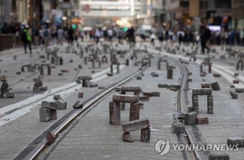 홍콩 교통대란 이어 평일 도심점거…대학가 격렬시위로 '전쟁터'(종합)