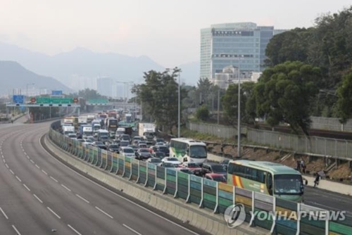 교통대란에 '평일 도심 점거'…홍콩 곳곳 '전쟁터' 방불