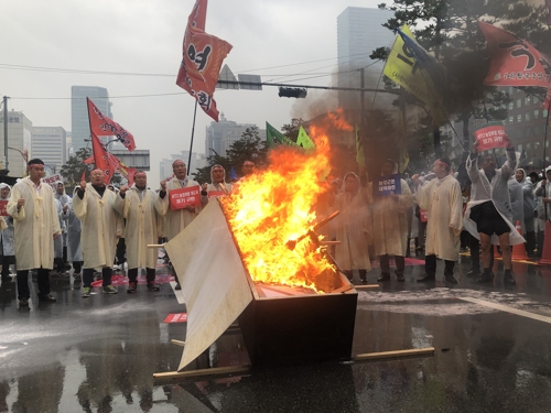 농민단체, 'WTO 개도국 지위 포기' 반발 서울서 빗속 1만명 집회