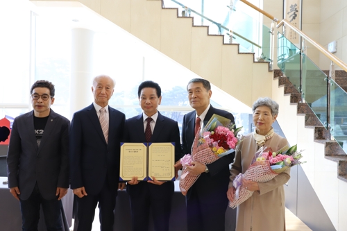 하정웅 작가, 미술품 3천여건 영암군에 무상 기증