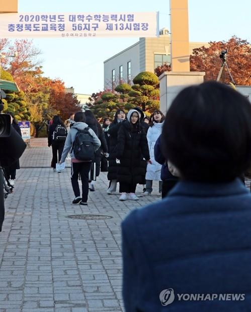 [수능] 한파 속 충북서도 응원전 열기 '후끈'…"대박 나세요"