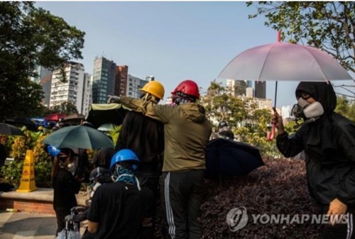 피로 얼룩진 홍콩…대학은 '시위대 요새'처럼 변해