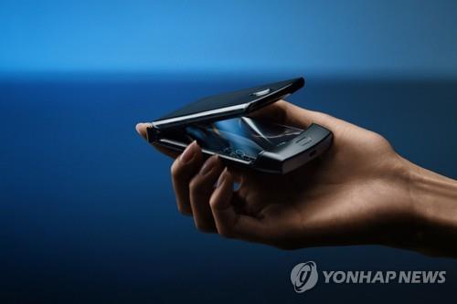 모토로라, '클램셸' 폴더블폰으로 컴백…삼성 차기 제품과 경쟁