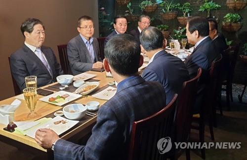 영남중진 만난 황교안 "보수통합, 알려진 것보다 더 많이 진행"