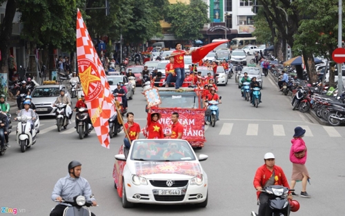 "박항서, 사랑합니다"…베트남 축구팬들, 경기전부터 열띤 응원