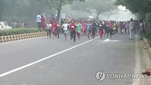 '가스실' 뉴델리서 어린이 달리기 대회 강행…비난 봇물