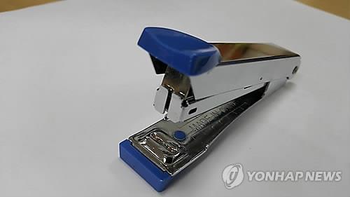 "왜 떠들어"…스테이플러 던져 학생 골절상 입힌 교사 벌금형