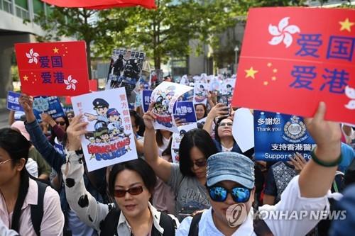 중국군이 홍콩도로 청소…시진핑 '질서회복' 강조 후 등장