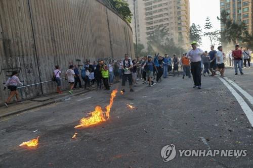 중국군이 홍콩도로 청소…시진핑 '질서회복' 강조 후 등장