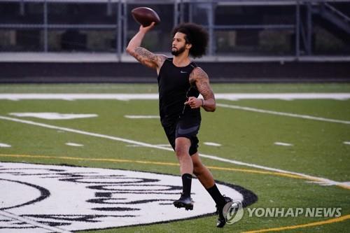 '무릎꿇기 시위' 주도한 NFL 캐퍼닉 "3년간 거부당했다"