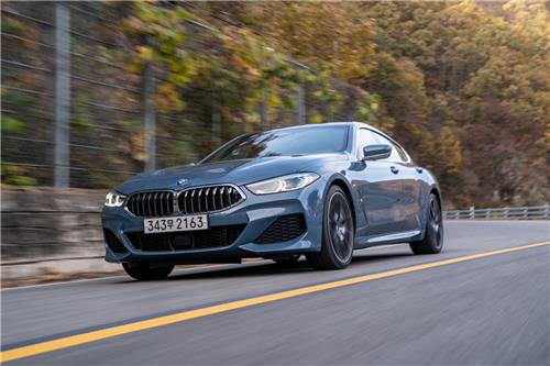 [시승기] 20년만에 돌아온 BMW 8…스포츠카 DNA 가진 중형세단