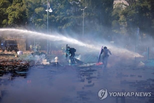 홍콩 시위대 점거대학 '전쟁터' 방불…경찰, 시위대 화살 맞아