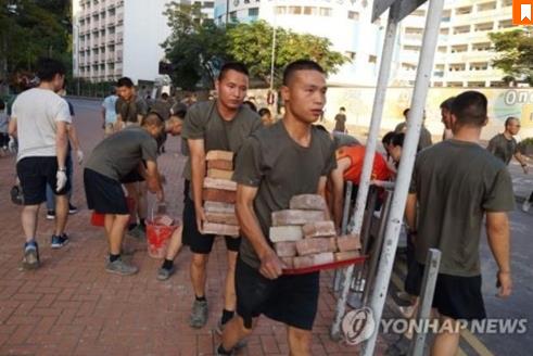 홍콩 시위대 점거대학 '전쟁터' 방불…경찰, 시위대 화살 맞아