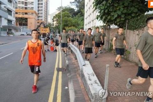 홍콩 시위대 점거대학 '전쟁터' 방불…경찰, 시위대 화살 맞아