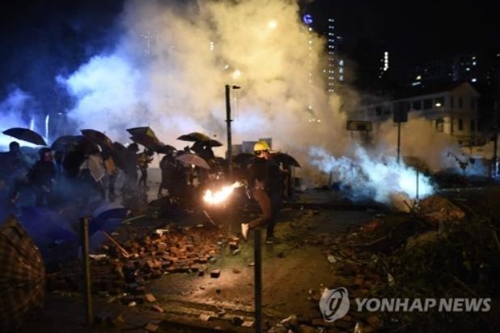 '전쟁터' 홍콩시위…차량 돌진에 중국군 막사 인근서 실탄 쏴