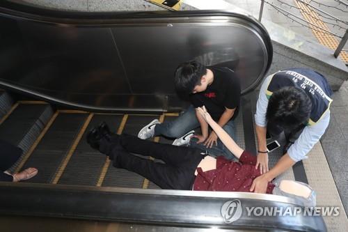 대구공항 에스컬레이터서 어르신들 꽈당…10명 다쳐