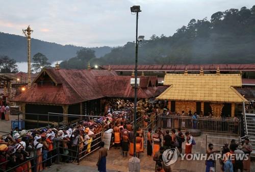 "신성한 힌두사원에 웬 여성"…'종교 젠더 갈등'으로 끓는 인도