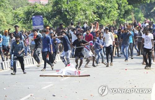 "신성한 힌두사원에 웬 여성"…'종교 젠더 갈등'으로 끓는 인도