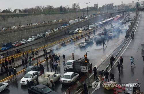 이란, 유가인상 항의 시위 '폭동' 규정…"1000명 체포"