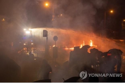 홍콩 경찰, 시위대 '최후 보루' 이공대 진입…'전쟁터' 방불(종합)