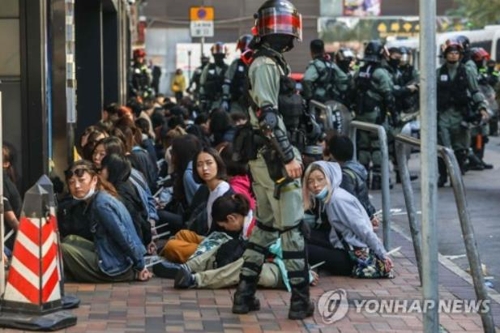 홍콩 경찰, 시위대 '최후 보루' 이공대 진입…무더기 체포