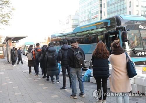 고양∼서울 운행 버스 파업…한파에 시민 8만명 '발 동동'