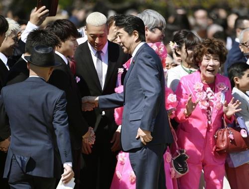 양파껍질 같은 '아베식 벚꽃놀이' 의혹…日여론 악화일로