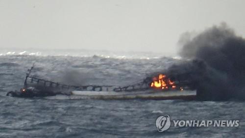 文대통령, 제주어선 화재에 "모든자원 총동원해 인명구조" 지시