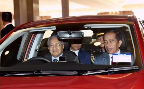 말레이 94세 총리, 기자회견 중 코피…정계 민감 반응
