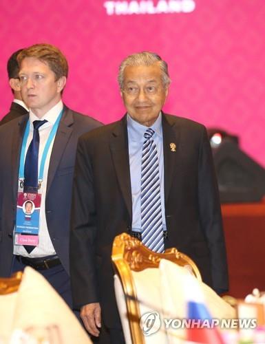 말레이 94세 총리, 기자회견 중 코피…정계 민감 반응