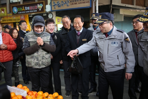 민갑룡 경찰청장, 청주 육거리시장서 범죄예방 시설 점검