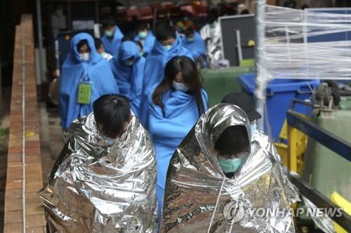 홍콩 경찰, '시위대 보루' 이공대 고사작전…"600명 나와"