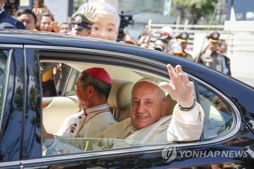 교황, 태국 방문 시작…'화합·평화 메시지' 발신할 듯(종합)