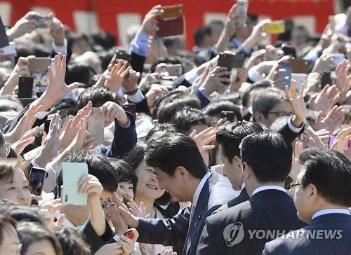 아베 '벚꽃놀이 사유화' 파문 속 '거짓 답변' 논란까지