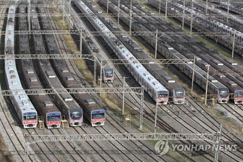 철도파업 사흘째…광역전철·열차 운행 감축으로 불편 이어져