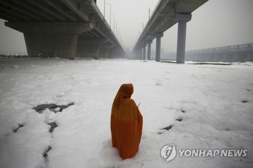 뉴델리 강이 '겨울왕국' 됐나…흰 거품 오염물질 가득