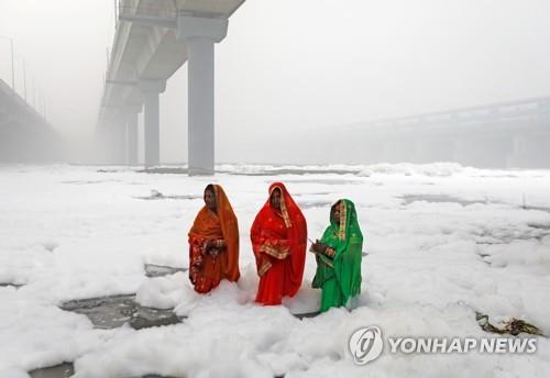 뉴델리 강이 '겨울왕국' 됐나…흰 거품 오염물질 가득