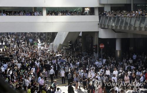 "中, 시위 사태에도 홍콩 구의원 선거 '예정대로 실시' 권고"