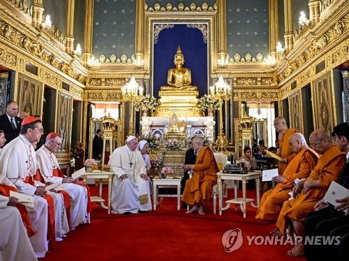 '불교국가' 태국 찾은 교황…사원 불상 앞에서 화합 메시지