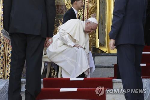 '불교국가' 태국 찾은 교황…사원 불상 앞에서 화합 메시지