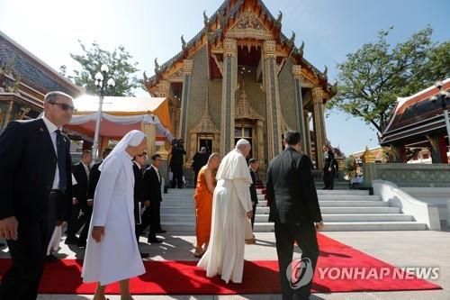 '불교국가' 태국 찾은 교황…사원 불상 앞에서 화합 메시지